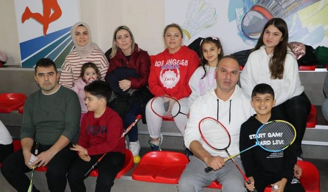 Badmintonda aileler yarıştı