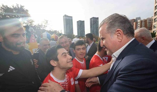 Bakan Bak, down sendromlu milli sporculara başarılar diledi