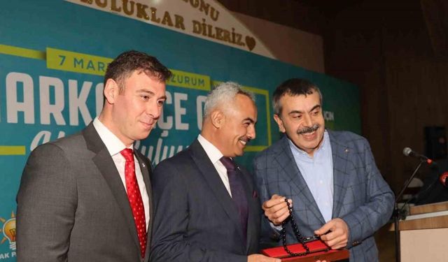 Bakan Tekin’e Oltu taşı tesbih hediye ettiler