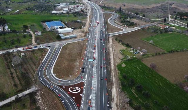 Bakan Uraloğlu: "Açıldığı günden bu yana yaklaşık 5 milyon 536 bin araç Çanakkale Köprüsünden geçiş yaptı"