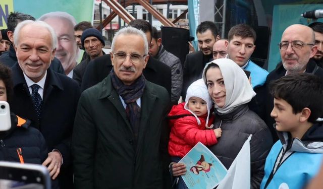 Bakan Uraloğlu, Kütahya’da AK Parti’nin Zafer Meydanı’ndaki Seçim Bürosunu ziyaret etti