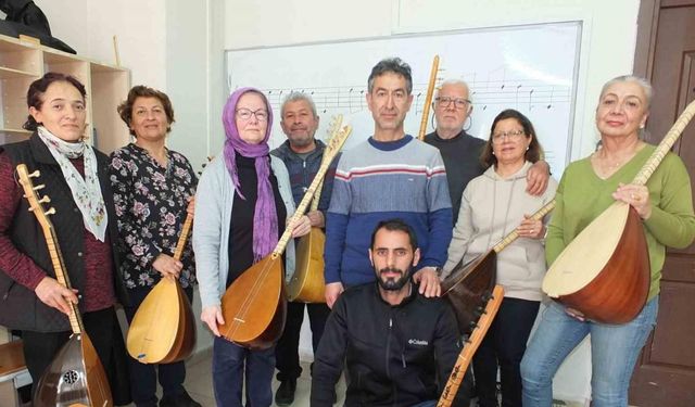 Balıkesir’de emekliler bağlama çalmayı öğreniyor