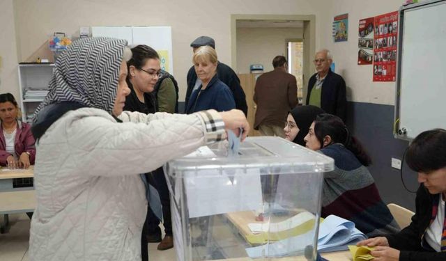 Balıkesir’de ilk oylar sandığa atıldı