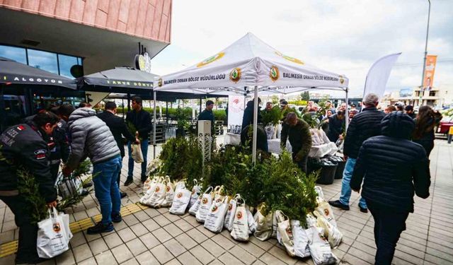 Balıkesir’de Yeşil Vatan için ücretsiz 5 bin fidan dağıtıldı