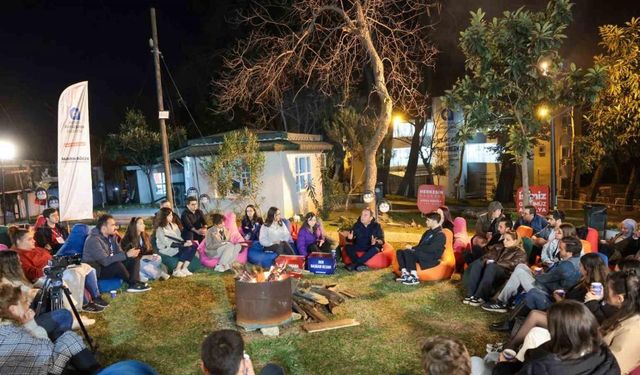 Başkan Böcek gençlerle gündüz konserde, akşam kamp ateşinde buluştu