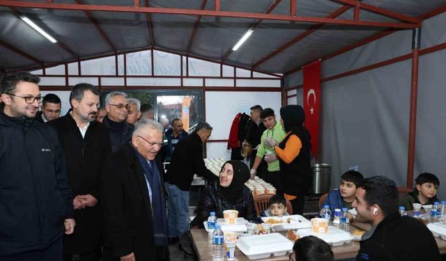 Başkan Büyükkılıç; büyükşehirin iftar sofrasını ziyaret etti