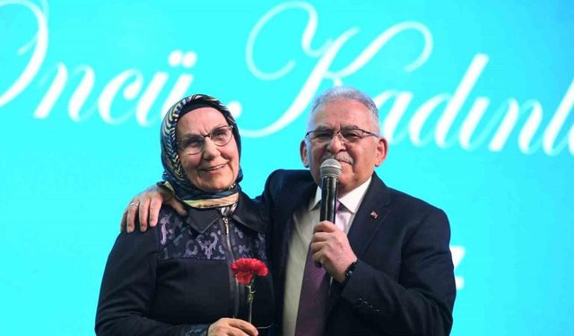 Başkan Büyükkılıç ve eşi Dr. Necmiye Büyükkılıç, öncü kadınlarla bir araya geldi