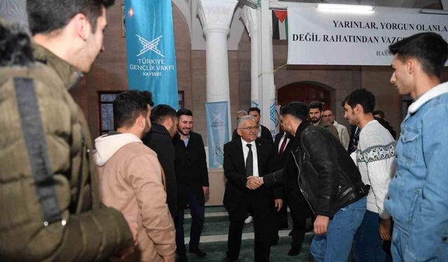 Başkan Büyükkılılç; iftar programında gençlerle, teravihin ardından da vatandaşlarla buluştu