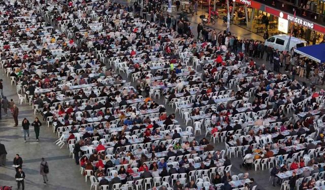 Başkan Çerçioğlu Atatürk Kent Meydanı’ndaki iftarda vatandaşlarla bir araya geldi