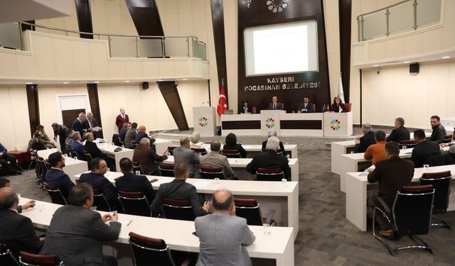 Başkan Çolakbayrakdar’dan meclis üyelerine plaket