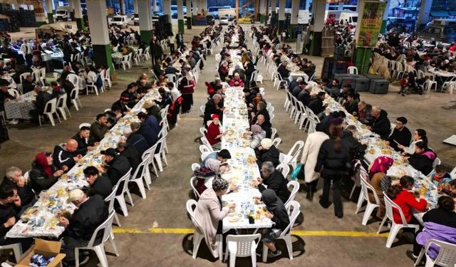 Başkan Hürriyet, ilk iftarı İzmitlilerle birlikte yaptı