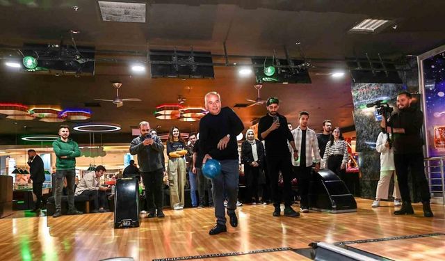 Başkan Zolan, gençlerle bowlingde hünerlerini sergiledi