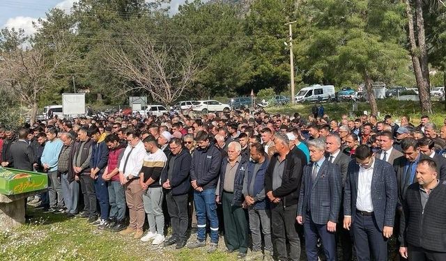 Belediye işçisi gözyaşları içinde toprağa verildi