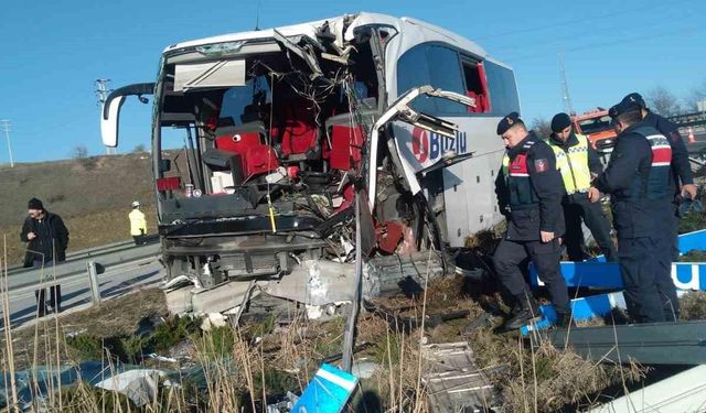 Bilecik’te yolcu otobüsü bariyerlere çarptı: 14 kişi yaralandı