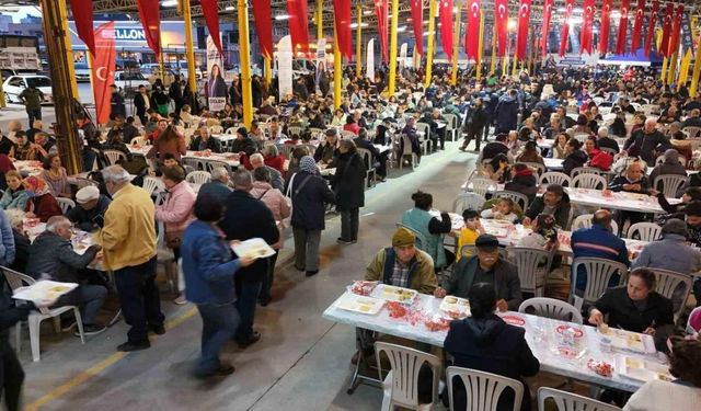 Binlerce Aydınlı iftarını Büyükşehir Belediyesi’nin sofralarında açtı