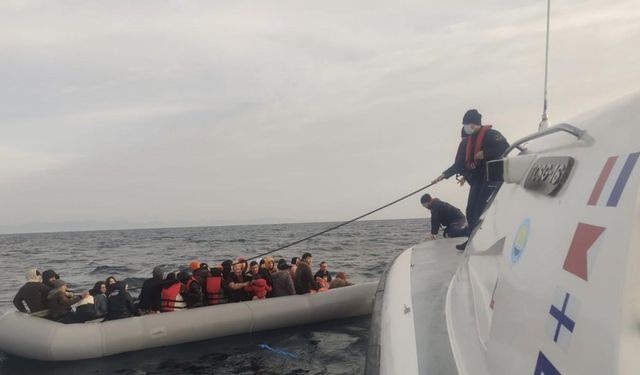 Bozcaada açıklarında 26’sı çocuk, 42 kaçak göçmen kurtarıldı