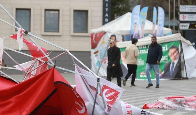 Bursa’da etkili olan fırtına parti stantlarını yerle bir etti