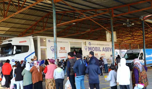 Büyükşehir Mobil Aşevi iftar öncesi sıcak yemek dağıtıyor