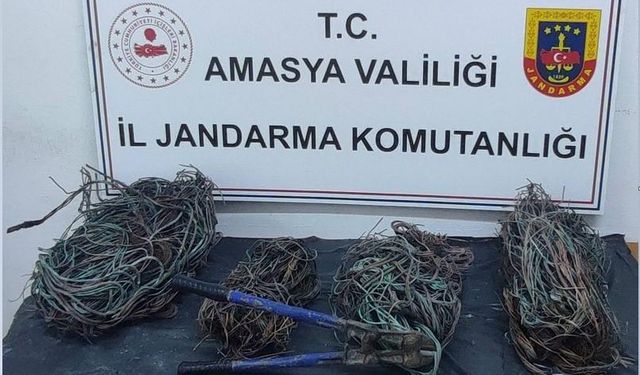 Çaldıkları 52 kilo enerji nakil kablosunu satarken yakalandılar