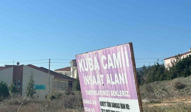 Cami inşaatından geriye tabelası kaldı