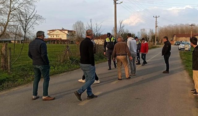 Camiden evine giderken dengesini kaybeden bisikletli otomobile çarptı