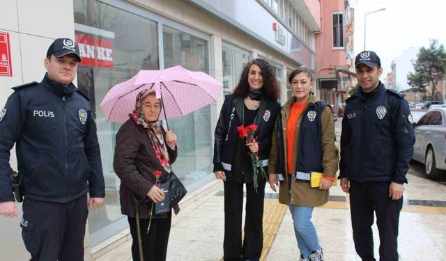 Çan Polisinden kadınlara karanfilli kutlama