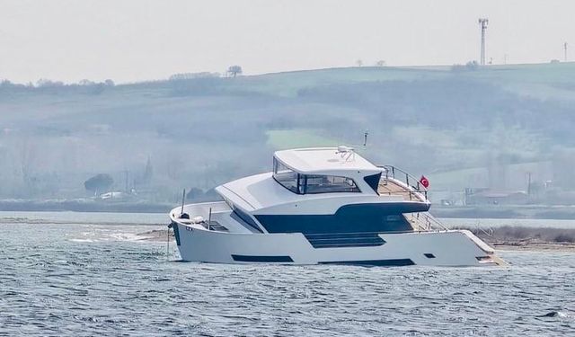 Çanakkale Boğazı’nda karaya oturan tekne kurtarıldı