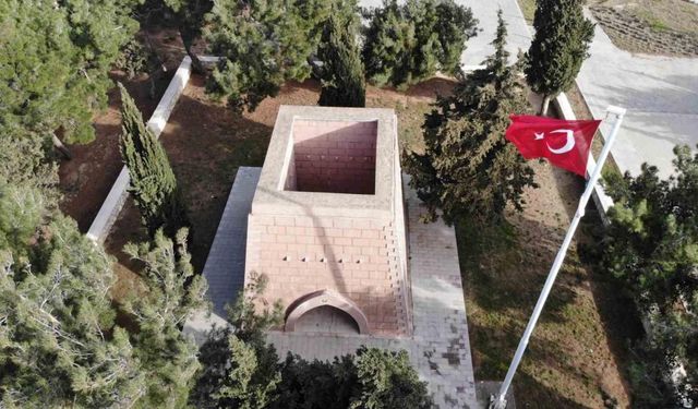 Çanakkale Savaşları’nın en kanlı çarpışmalarının yaşandığı Zığındere’de şehitlerin kemikleri bu anıtın dibinde bulunuyor