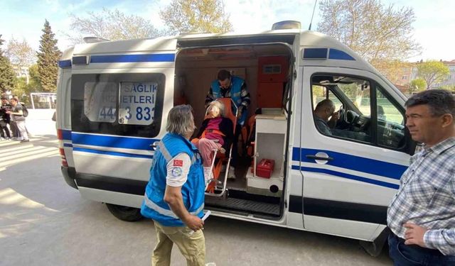 Çanakkale’de beyin kanaması geçiren hasta taşıma sedyeyle gelerek oy kullandı