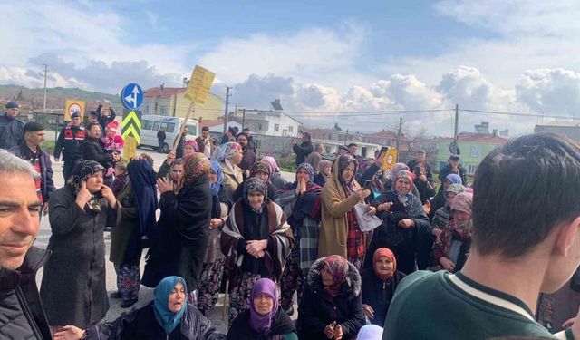 Çanakkale’de köylüler 1 kişinin öldüğü kazanın ardından yolu trafiğe kapattı