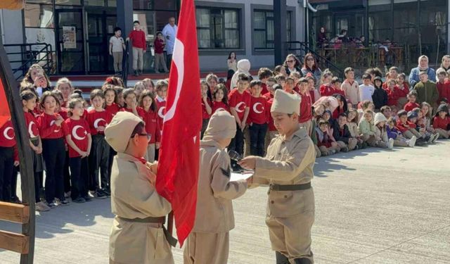 Çanakkale’yi okullarının bahçesinde canlandırdılar, büyük alkış topladılar