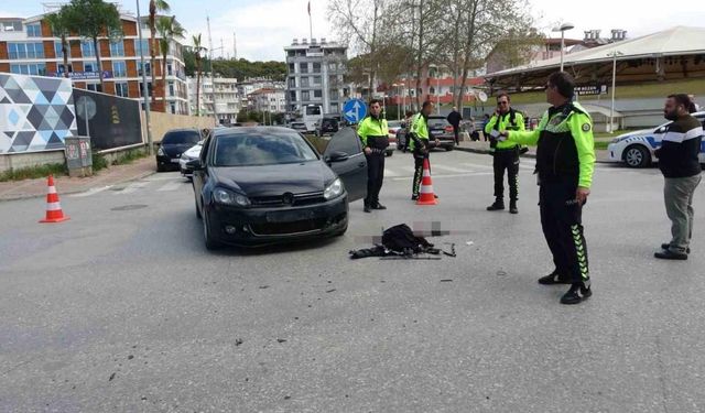 Çarpmanın etkisiyle 15 metre savrulan motosikletin sürücüsü ağır yaralandı