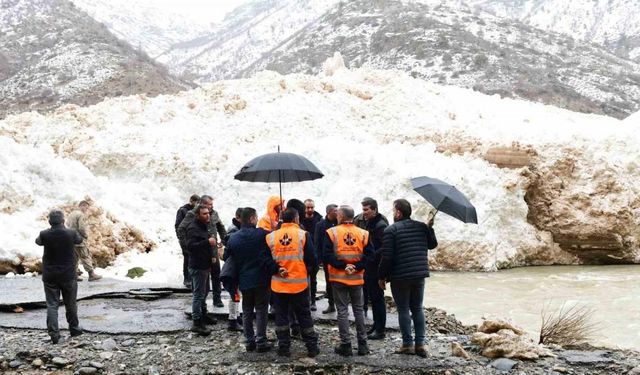 Çatak’ta çığ temizleme çalışmaları devam ediyor