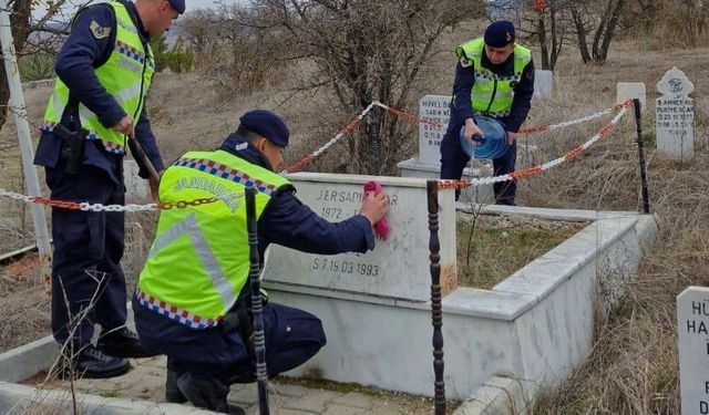 Çavdarhisar’da şehit Er Sadık Uçar’ın mezarının bakımı yapıldı