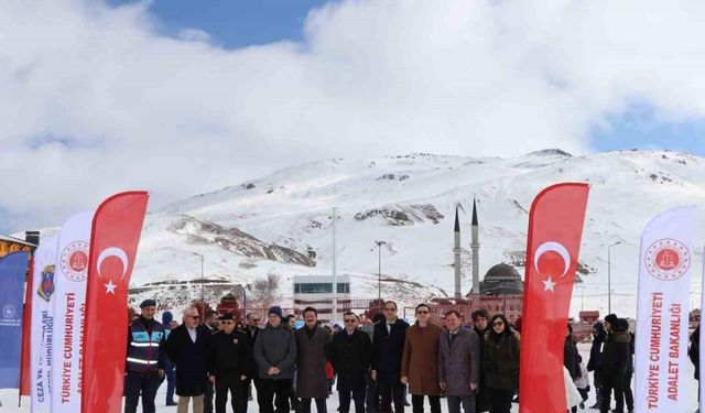 Cezaevinde annesinin yanında kalan çocuklara kayak eğitimi verildi