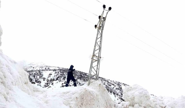 Çığ ve sulu kar elektrik direklerine zarar verdi: Ekiplerin zorlu mesaisi Ramazan’da da sürüyor