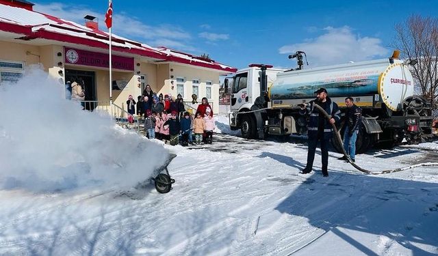 Çıldır anaokulu öğrencileri deprem tatbikatı yaptı