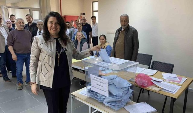 Cumhur İttifakı Çanakkale Belediye Başkan Adayı Jülide İskenderoğlu, oyunu kullandı