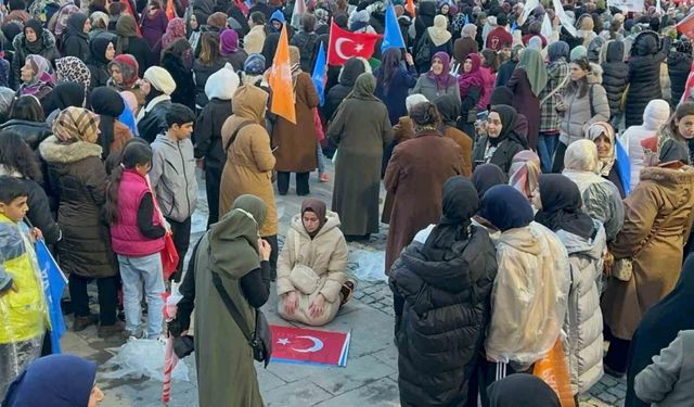 Cumhurbaşkanı Erdoğan konuşurken Türk bayrağını önüne bırakıp miting alanında namaz kıldı