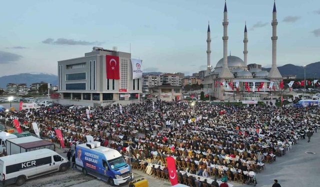 Denizli Büyükşehrin iftar sofrasında 10 bin kişi bir araya geldi