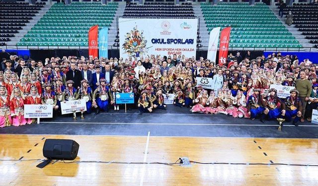 Denizli’de Halk Oyunları Şampiyonası şölene dönüştü