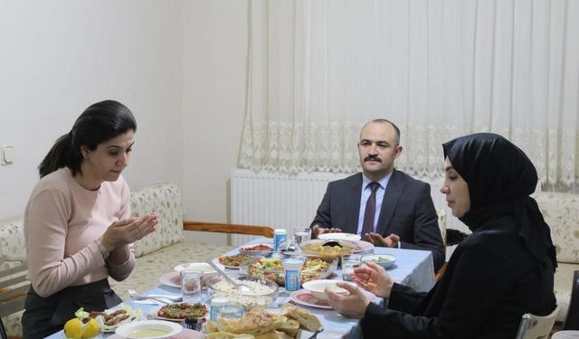 Depremzede ailenin iftarına misafir oldular