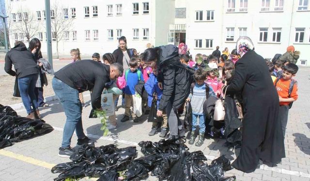 Dünya ormancılık gününde öğrencilere yüzlerce fidan dağıtıldı