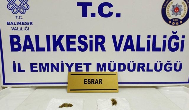 Durumundan şüphe duyulan şahsın üzerinden esrar ele geçirildi