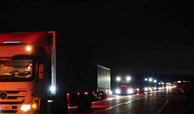 Edirne’de şoförler 20 kilometrelik tır kuyruğunda sahur yaptı