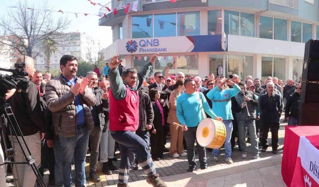 Efeler Belediyesi’nde işçiler maaş artışını davul zurnayla kutladı