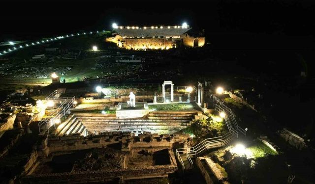 Efes’ten sonra gece ziyaretlerine açılan Hierapolis ve Pamukkale’nin yeni imajı mest etti