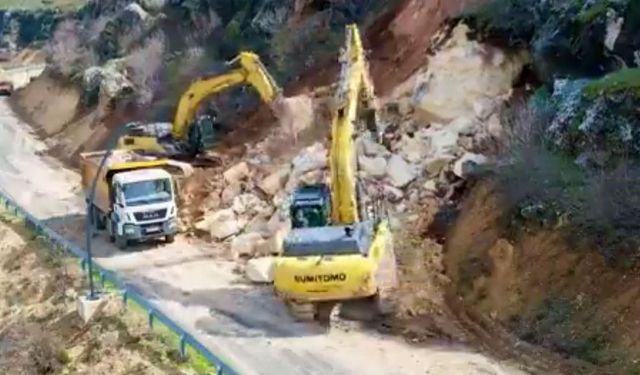 Eğil’de heyelan sonucu ulaşıma kapanan yol açıldı