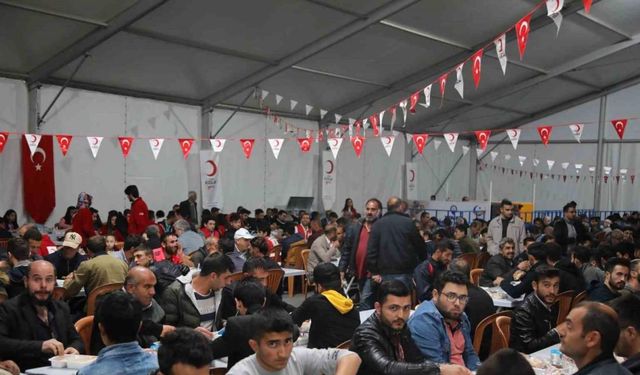 Elazığ Belediyesi’nden bin kişilik iftar sofrası