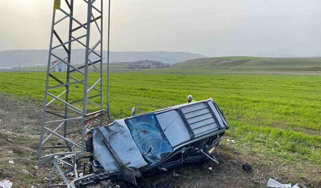 Elazığ’da hafif ticari araç elektrik direğine çarptı: 5 yaralı